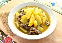 Куриная печень с луком и картошкой на сковороде