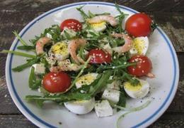 Салат из рукколы с перепелиными яйцами