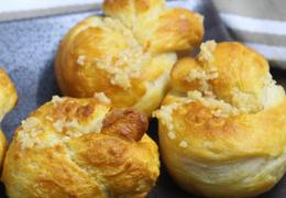 Air Fryer, The Easiest Semi-Homemade Garlic Knots