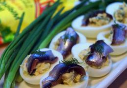 Закуска на любой случай - фаршированные яйца с горчицей и паприкой Закуска на любой случай: фаршированные яйца с горчицей и паприкой