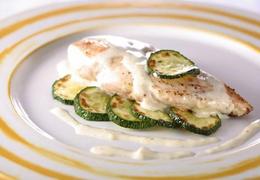 Pechugas de pollo con calabacines y crema