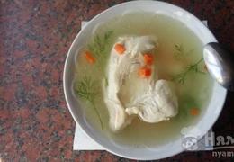 Куриный бульон с луком и морковью